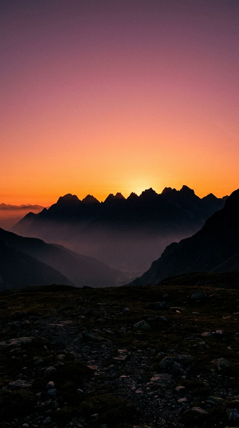 La chaîne de montagnes en silhouette, au crépuscule